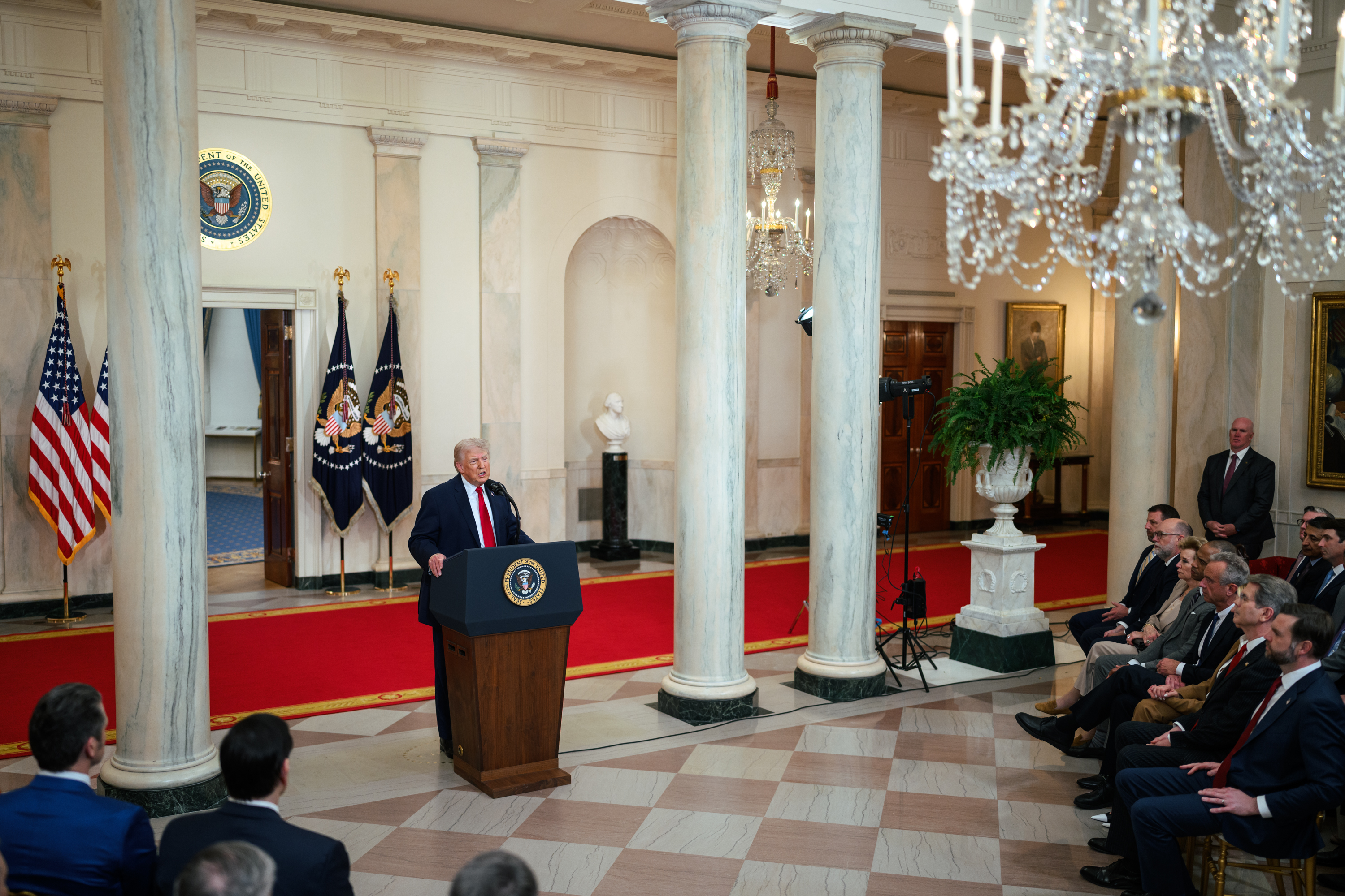 Trump habla de nueva ronda con Irán, pero Teherán dice estar listo para una guerra total