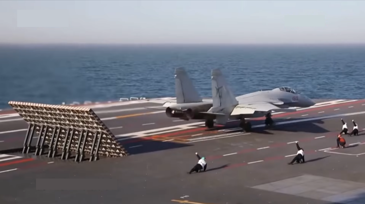 Satélites captaron al Fujian con maquetas del J-35 y dos J-15T sobre cubierta