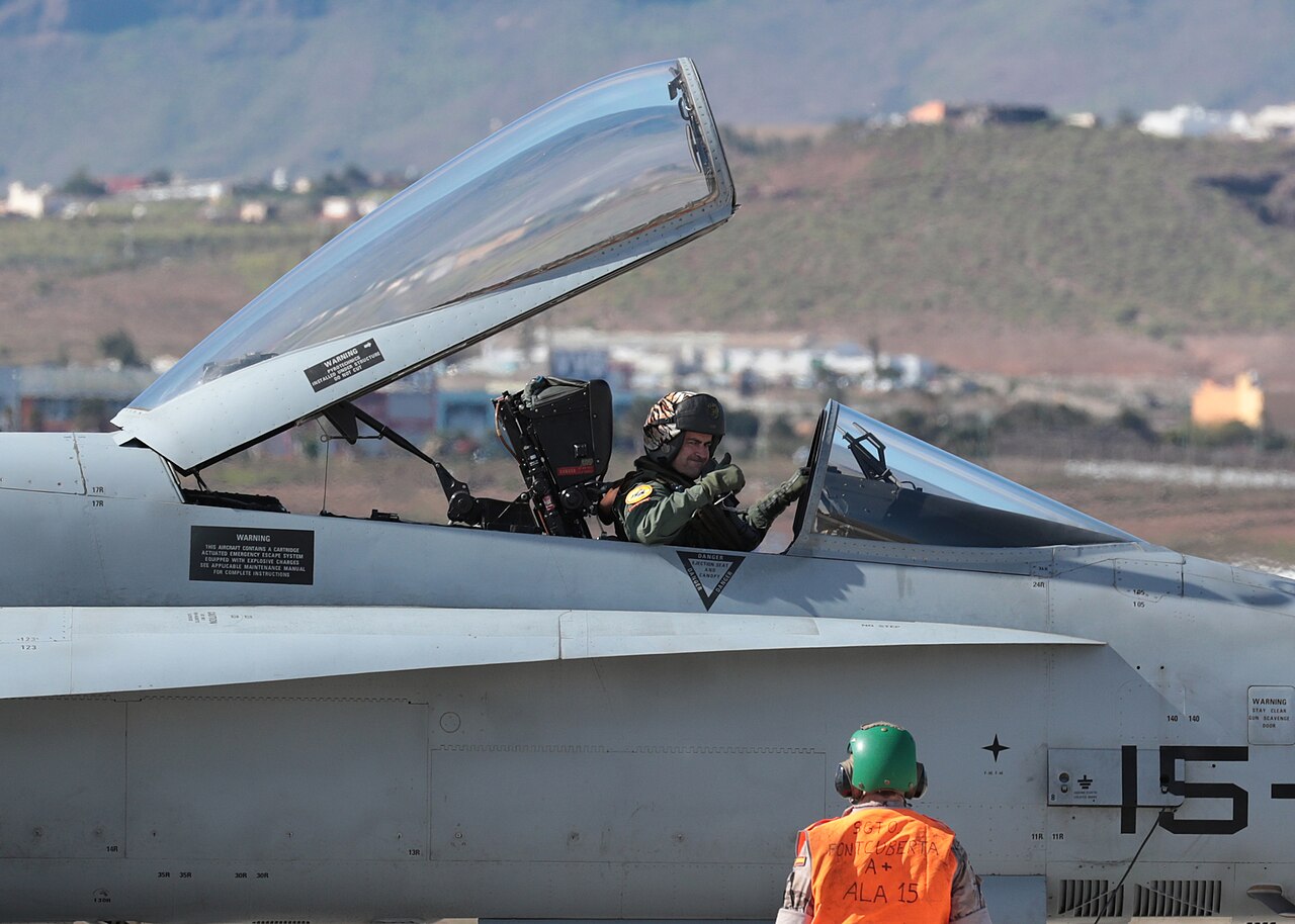 F-18 españoles derriban un dron ruso desde Rumanía: la ministra de Defensa visita el destacamento