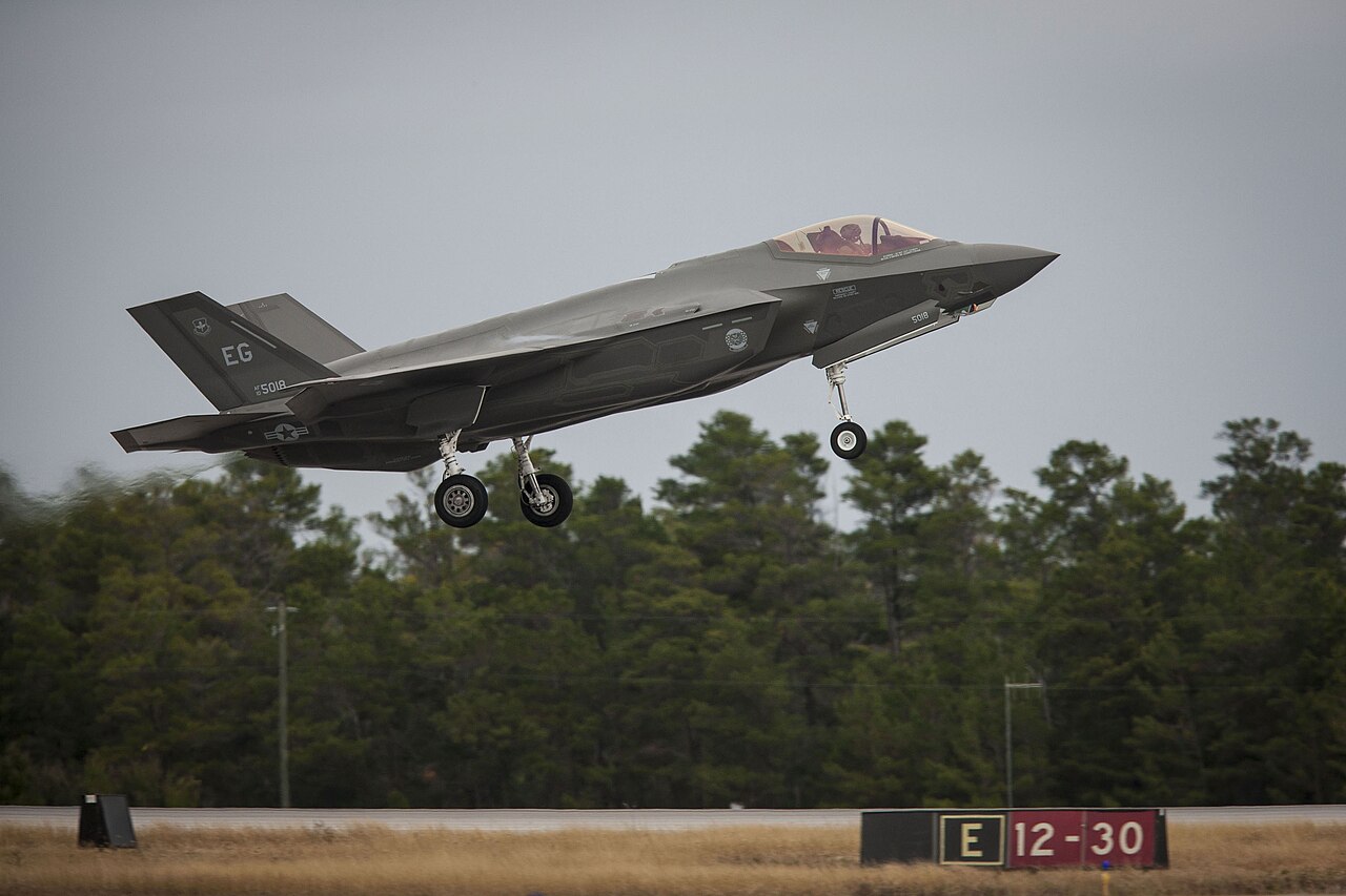 El primer F-35 canadiense voló por primera vez desde la planta de Lockheed Martin en Texas