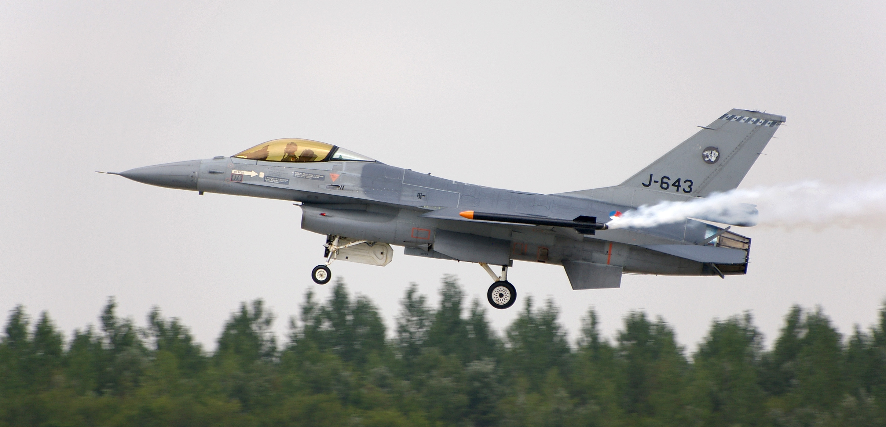 Llegan seis F-16 más en septiembre y el Gobierno negocia la compra de helicópteros Black Hawk