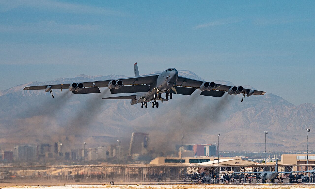 EE.UU. moderniza radares del B-52 y busca reemplazante para el Bradley