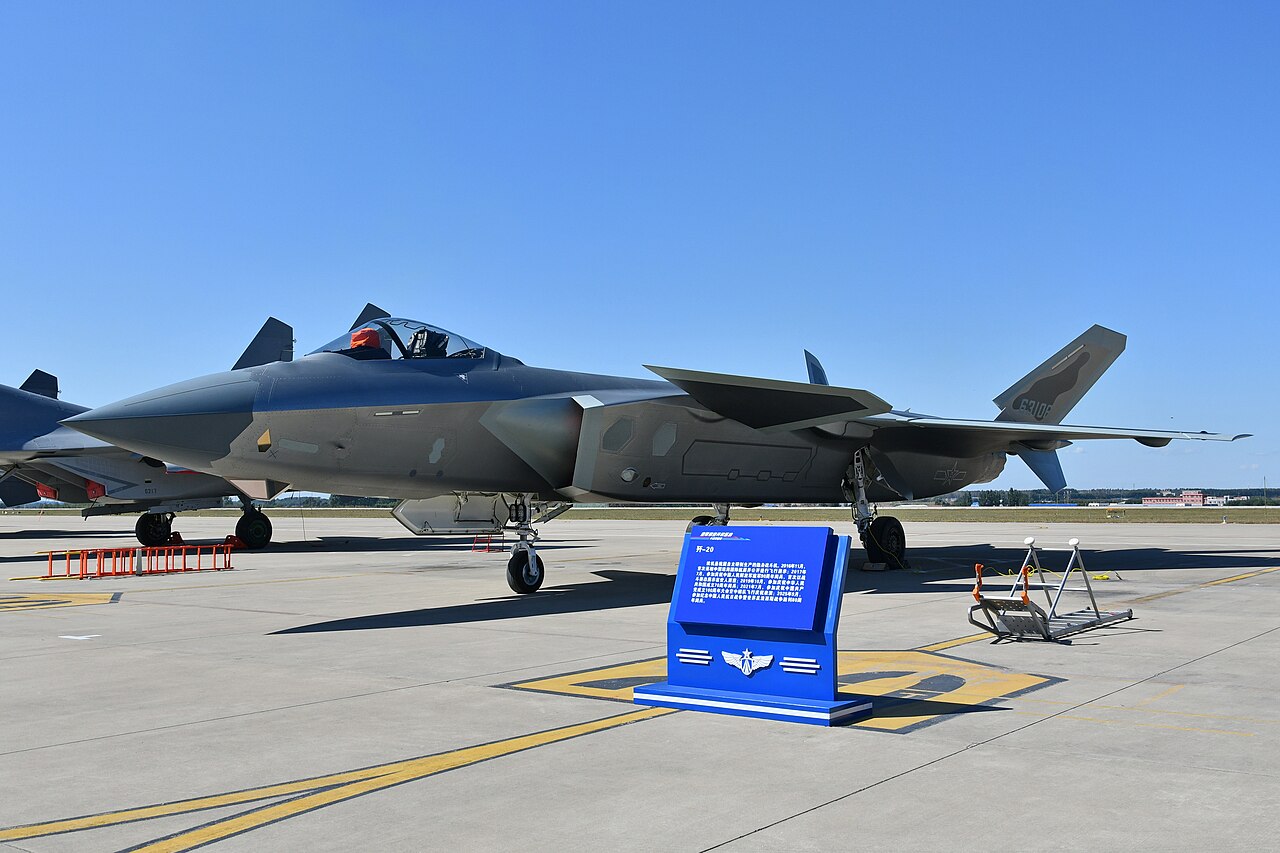 China ya tiene 300 J-20 en servicio y prueba su mayor dron furtivo