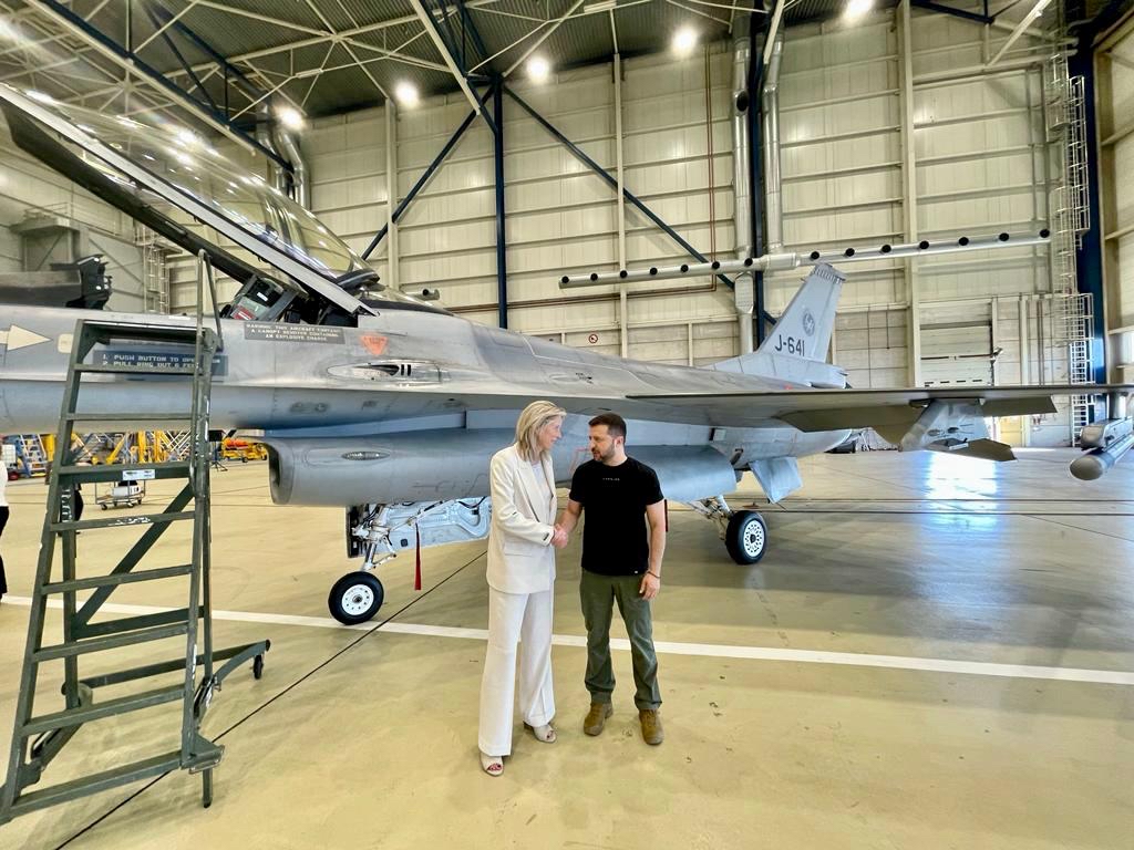 Ucrania llega al quinto invierno de guerra con sus F-16 sin misiles y su principal fabricante de obuses al borde del cierre