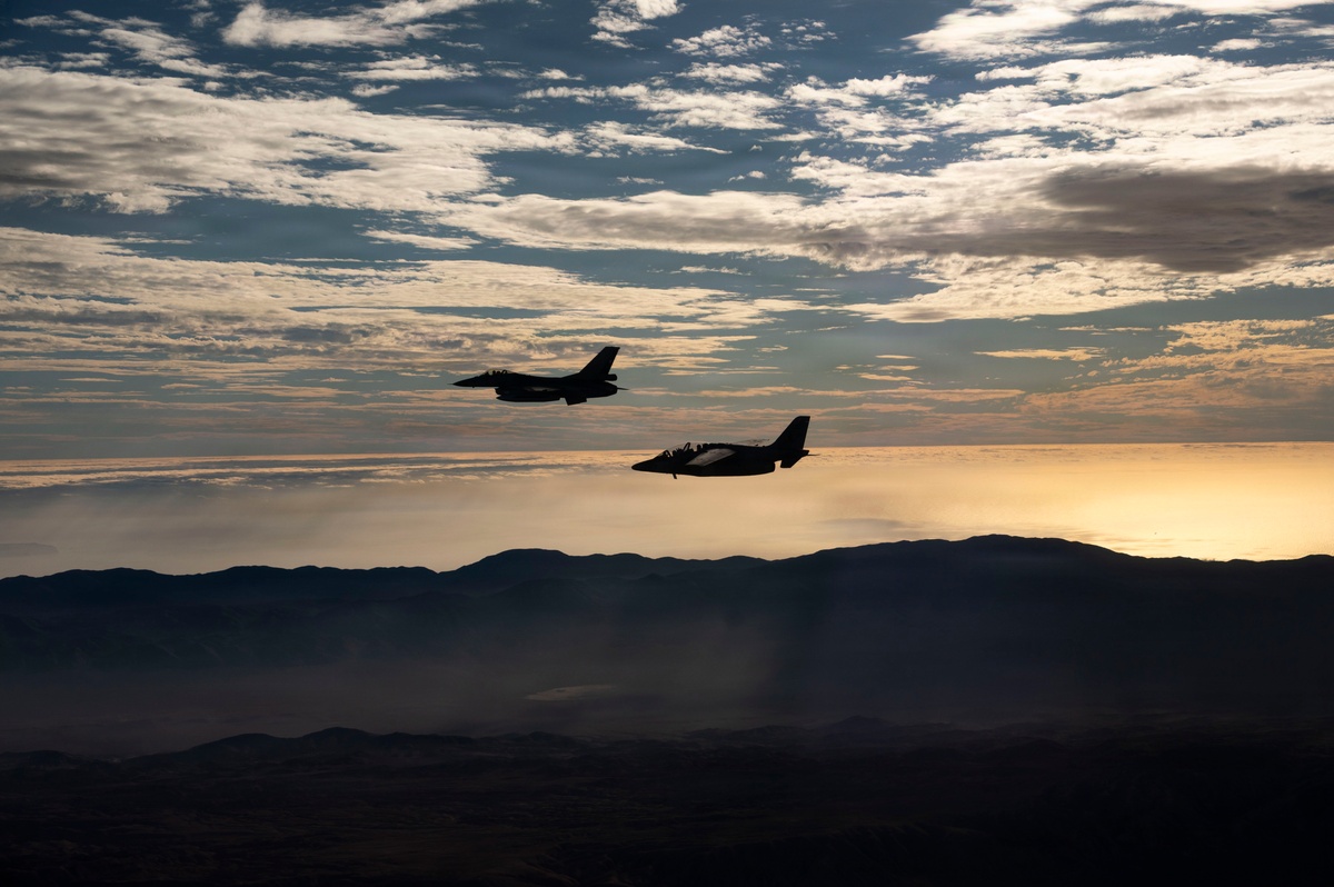EEUU asegura el soporte de los motores de los F-16 chilenos hasta 2036, y Raytheon tantea al Ejército con defensa antiaérea