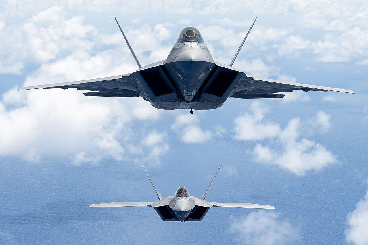 EE.UU. acelera la producción del misil AIM-260 para mantener la superioridad aérea de sus F-22 y F-35