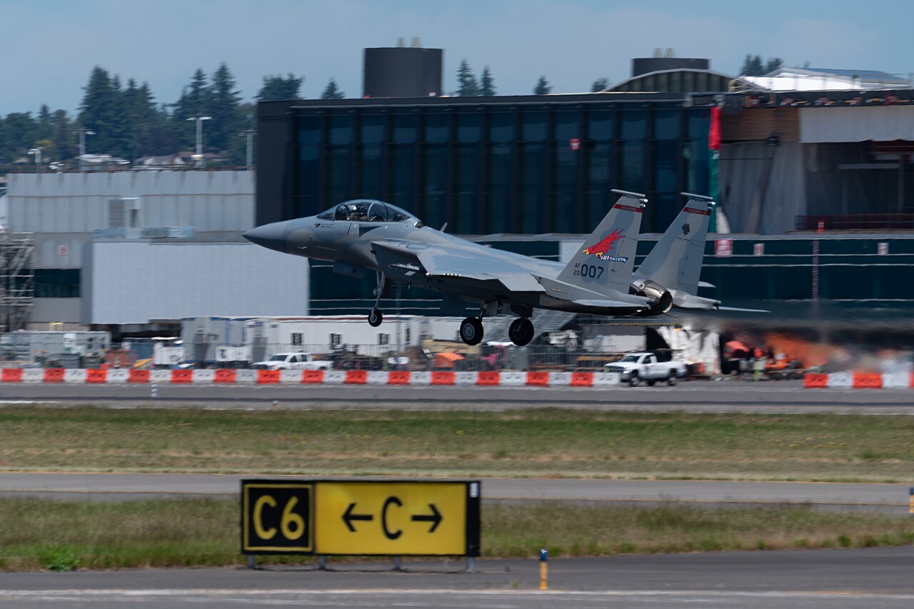 Un escuadrón operacional de F-15EX soltó bombas reales por primera vez