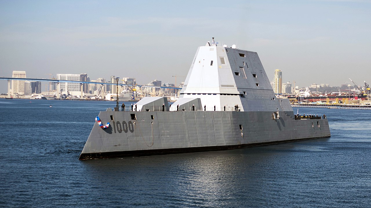 La Armada de EE.UU. planeó 32 destructores Zumwalt, construyó 3 y nunca disparó sus cañones principales