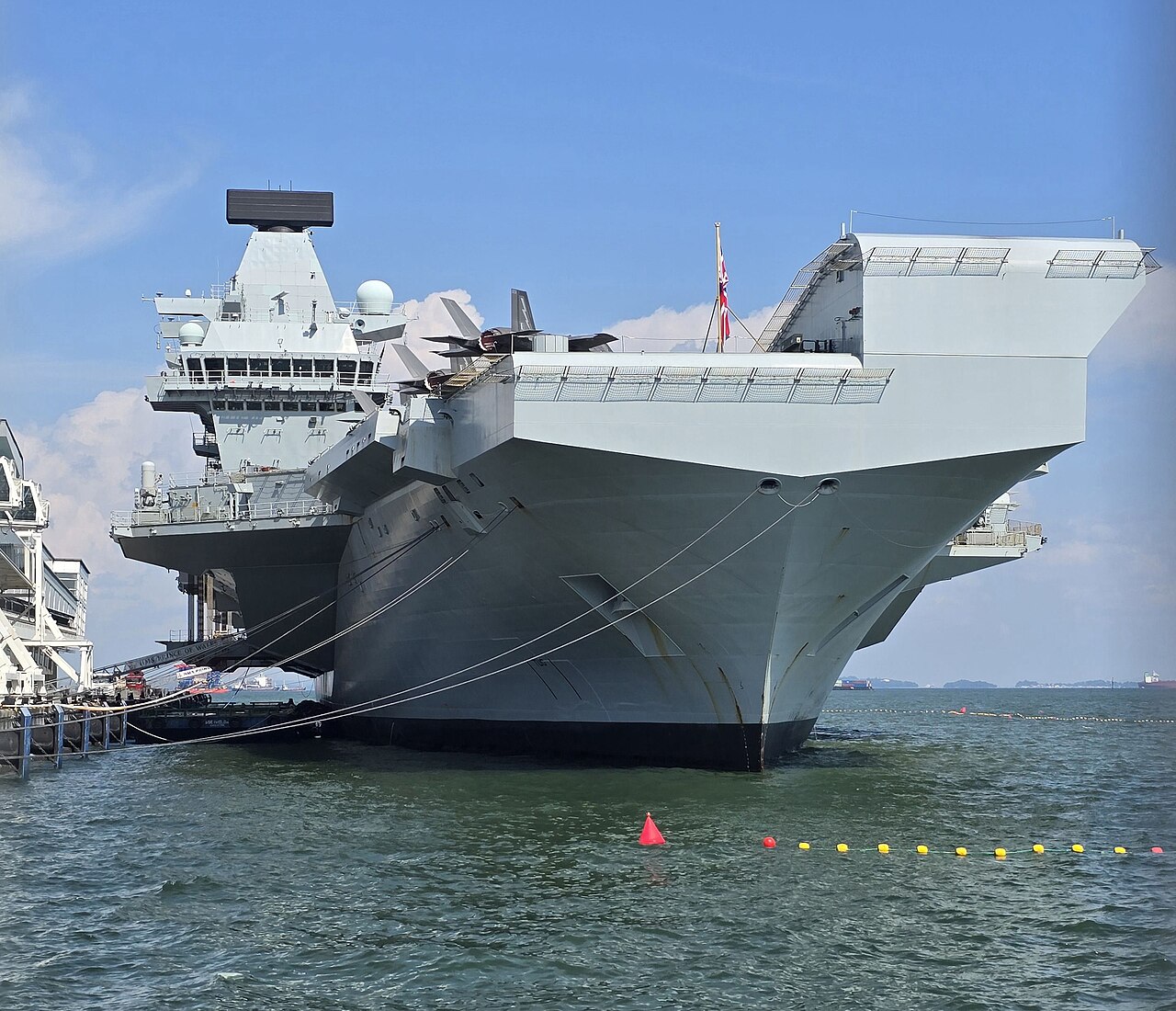 El HMS Prince of Wales tiene portaaviones pero no tiene con qué defenderse