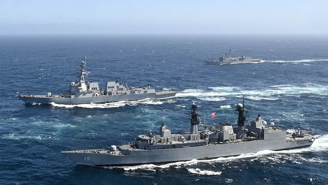 La Escuadra Nacional de Chile desfiló frente a Valparaíso con fragatas recién equipadas con misiles Exocet