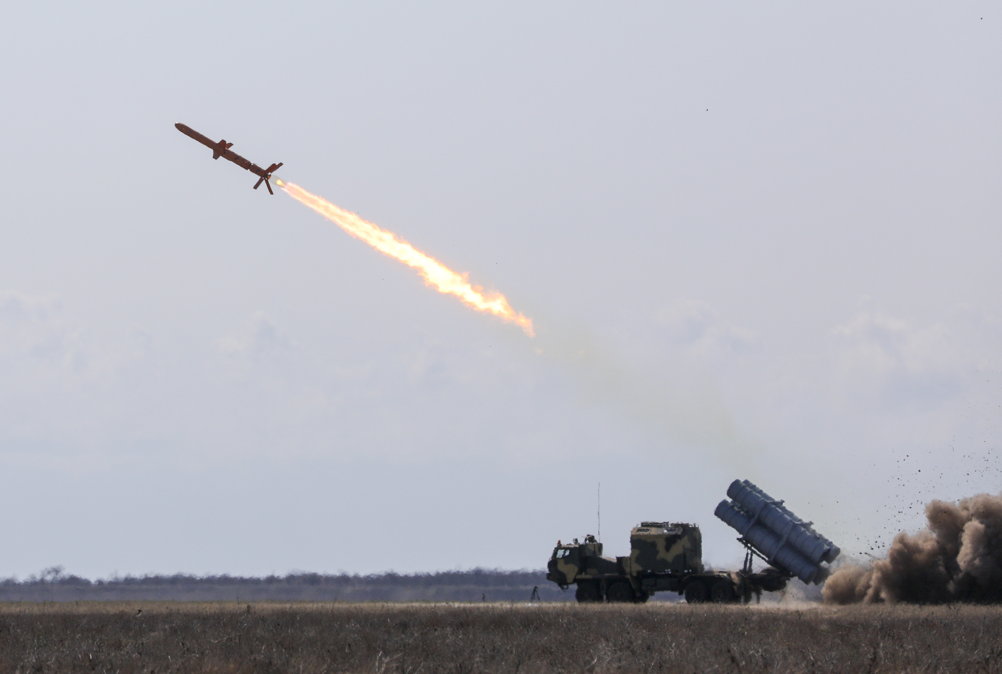Misiles Neptune ucranianos destruyeron cuatro Su-34 y dañaron otros dos en una base rusa