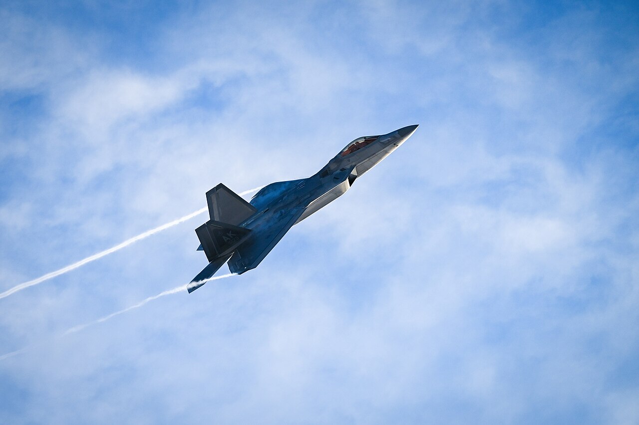 Un F-22 Raptor controló en vuelo un dron de combate YFQ-44A por primera vez
