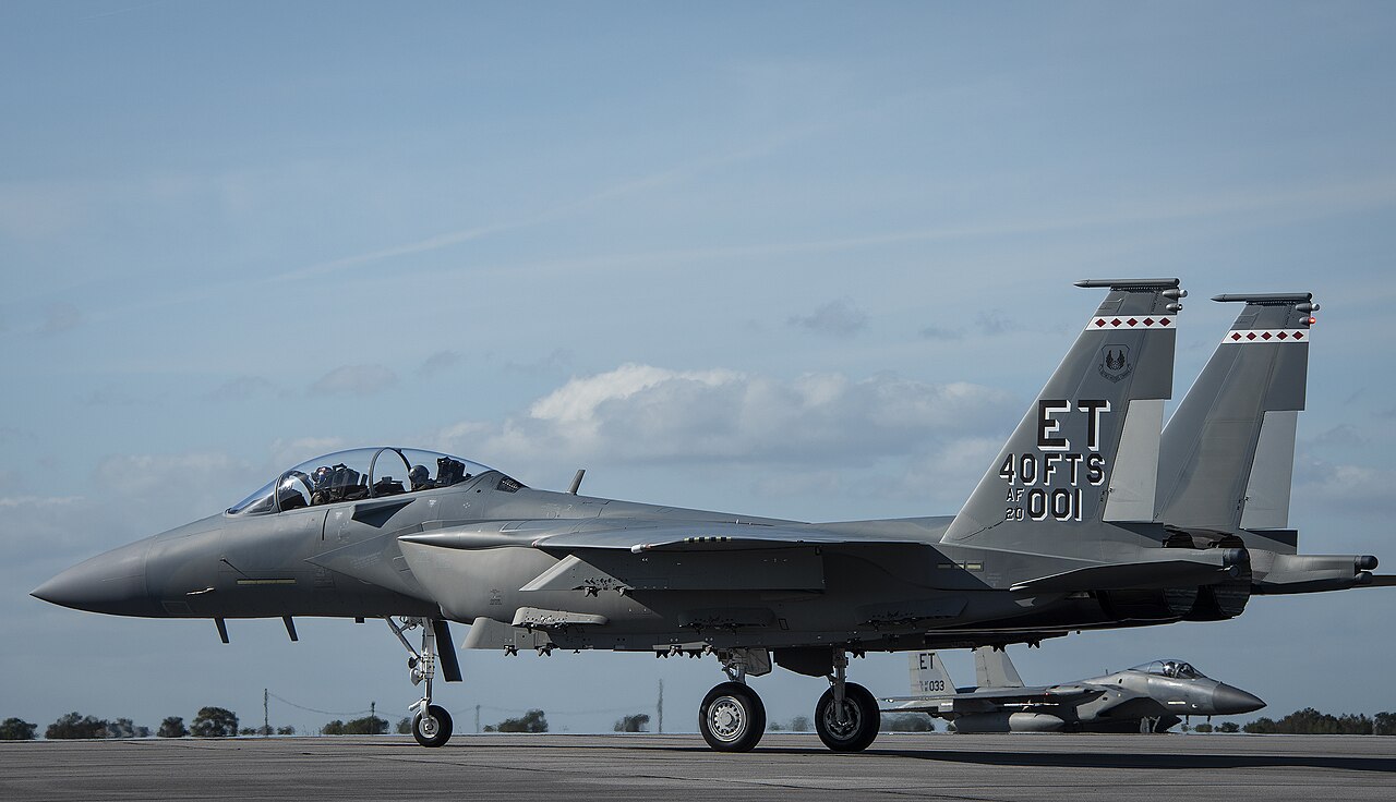 Un escuadrón operacional de F-15EX soltó bombas reales por primera vez