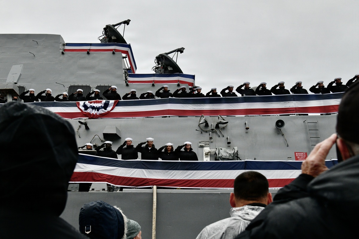 La Armada estadounidense incorporó su destructor más avanzado en una ceremonia en Alaska