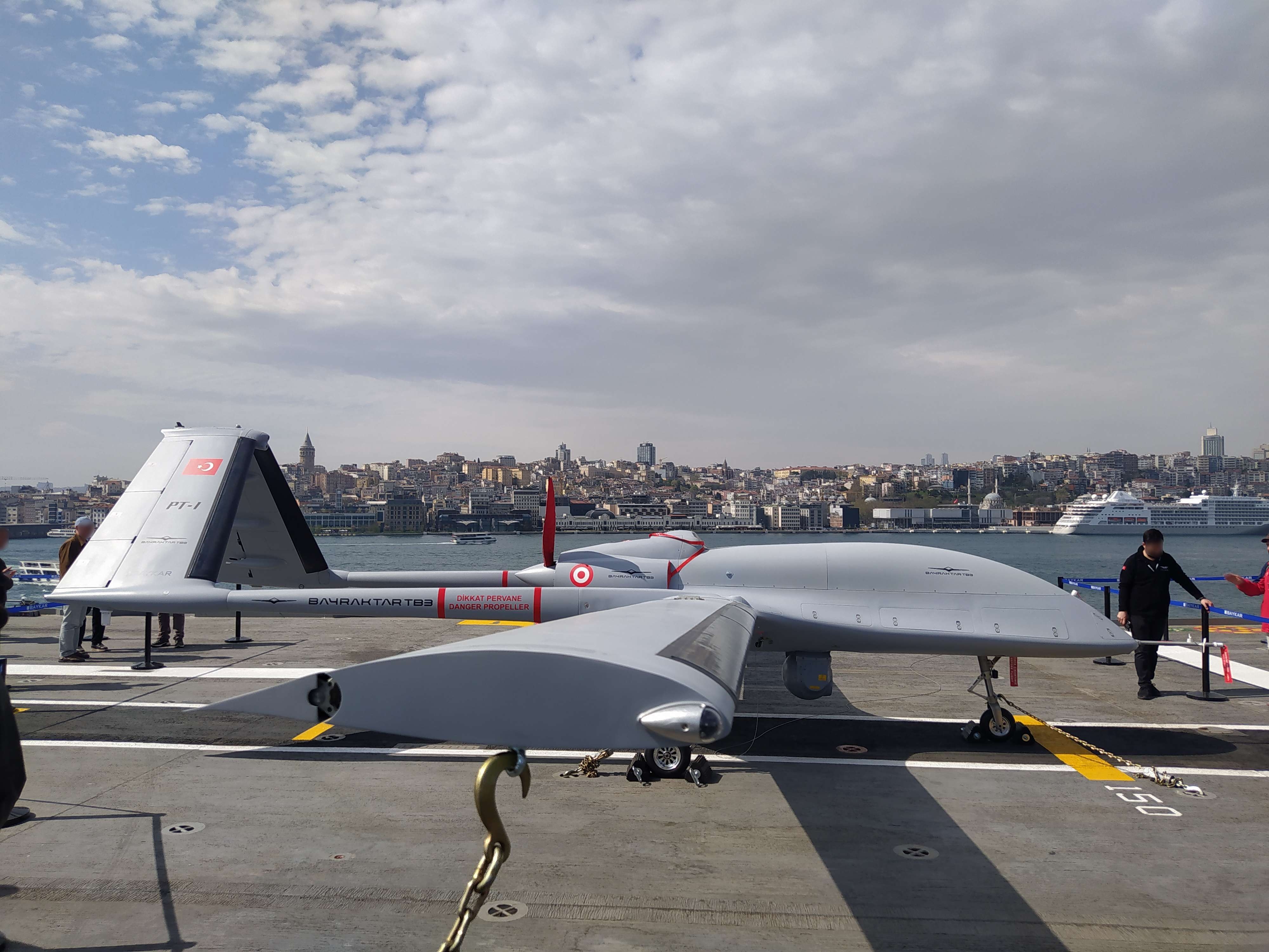 El Bayraktar TB3 lanzó sonoboyas desde el TCG Anadolu y abre una nueva capacidad antisubmarina para Turquía
