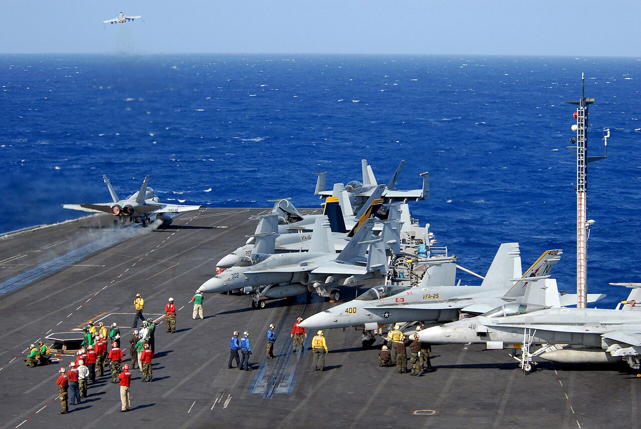 Dos pilotos de la Marina estadounidense eyectaron de su avión durante operaciones en el USS Eisenhower