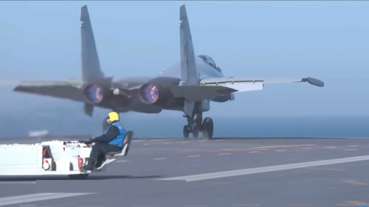 Satélites captaron al Fujian con maquetas del J-35 y dos J-15T sobre cubierta