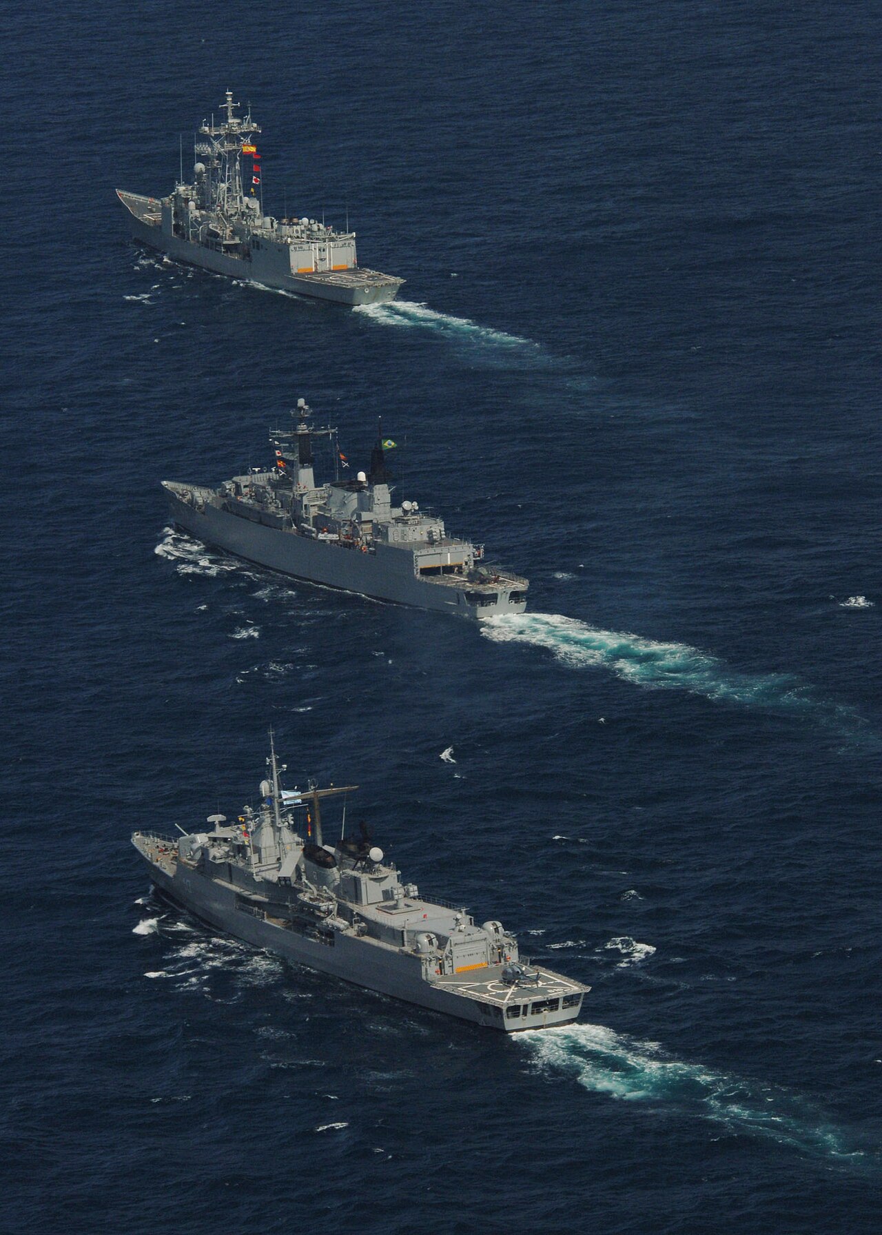 El destructor ARA Almirante Brown navega hacia Perú para el ejercicio antisubmarino SIFOREX