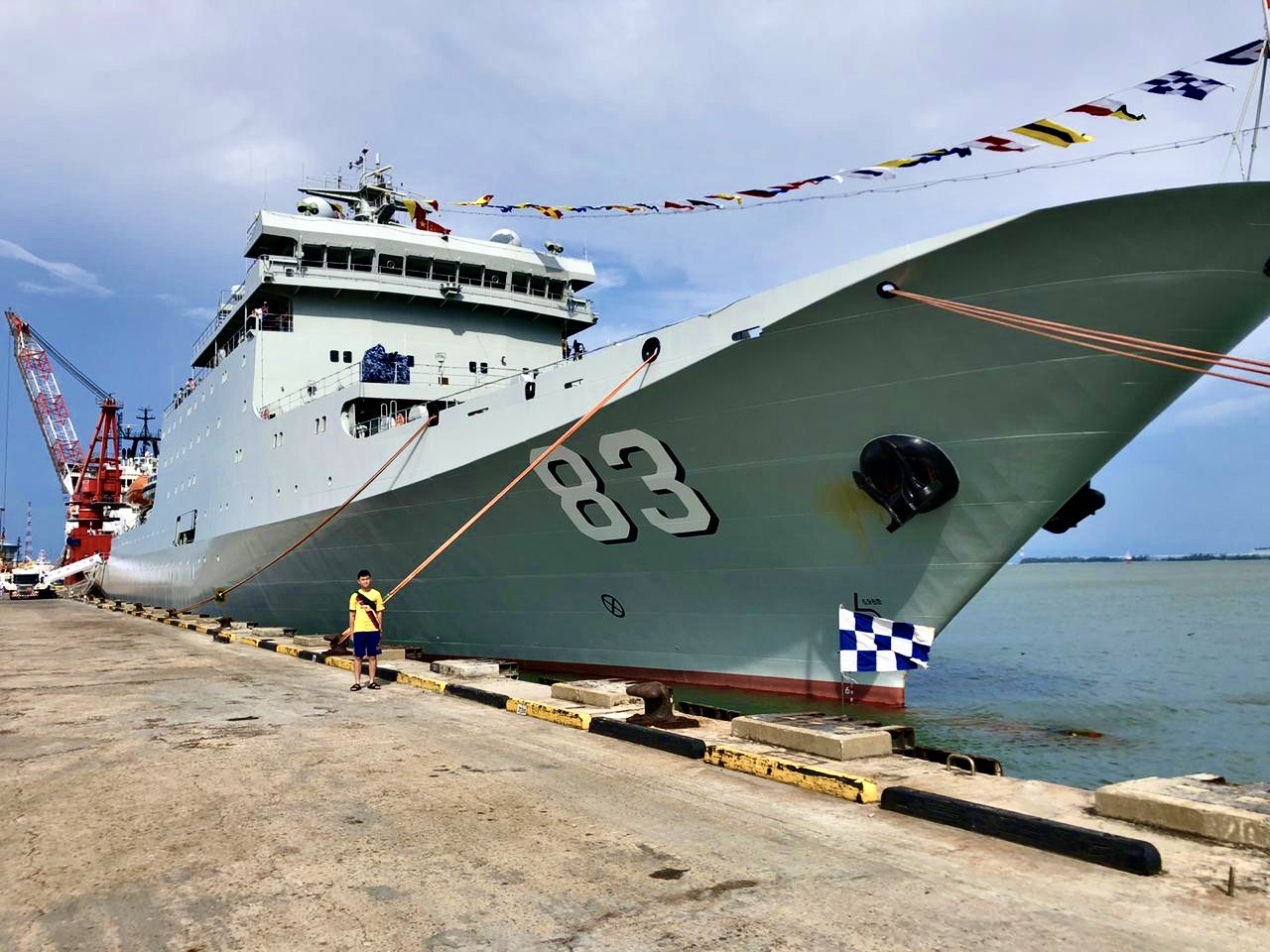 China tiene dos buques nodriza para drones submarinos gigantes