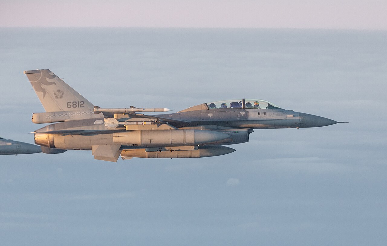 Dos frentes, un mismo avión: Taiwán y Finlandia reciben sus primeros F-16V y F-35A