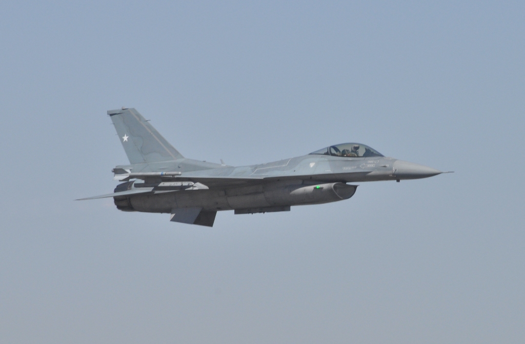 Chile despliega F-16, buques y blindados en una semana de actividad militar intensa