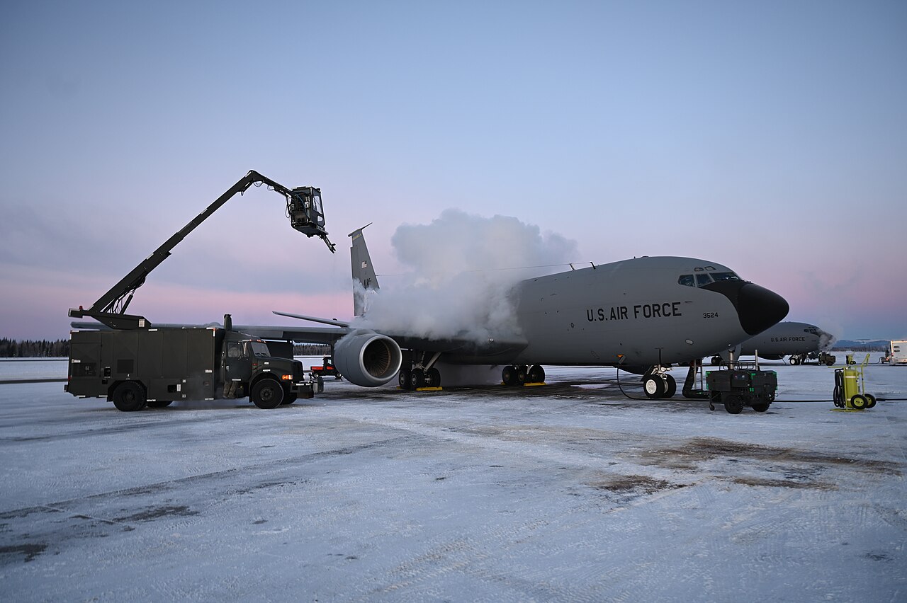 AMRAAM y KC-135: el programa F-16 argentino avanza en armamento y en el cruce del Atlántico