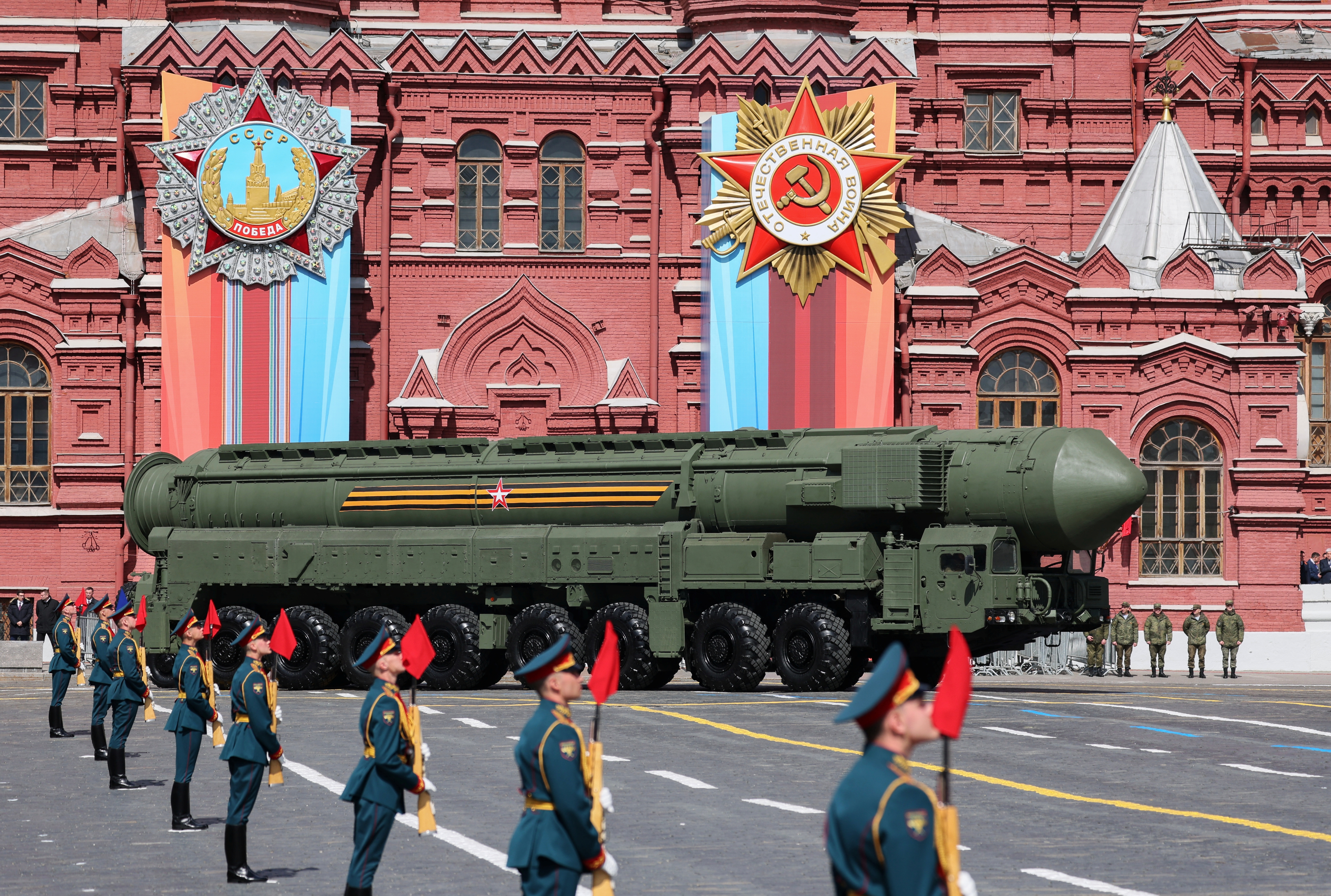 Rusia sube 27% su presupuesto militar para 2027 mientras EE.UU. abre su primera base permanente en Polonia