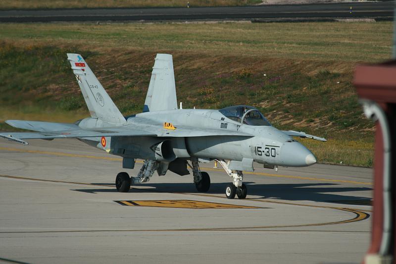 F-18 españoles derriban un dron ruso desde Rumanía: la ministra de Defensa visita el destacamento