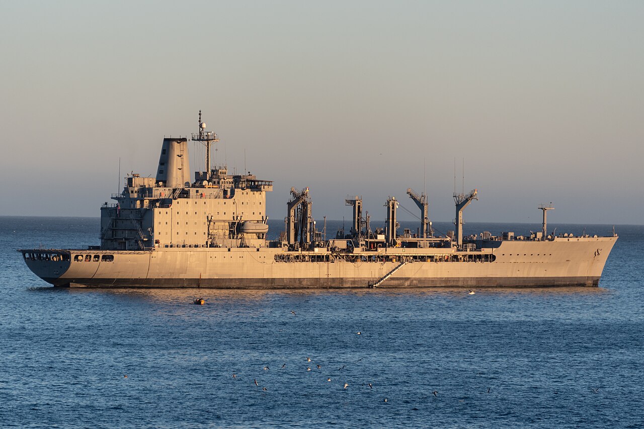 La Armada de Chile opera en aguas del Pacífico norte y suma contactos para renovar capacidades