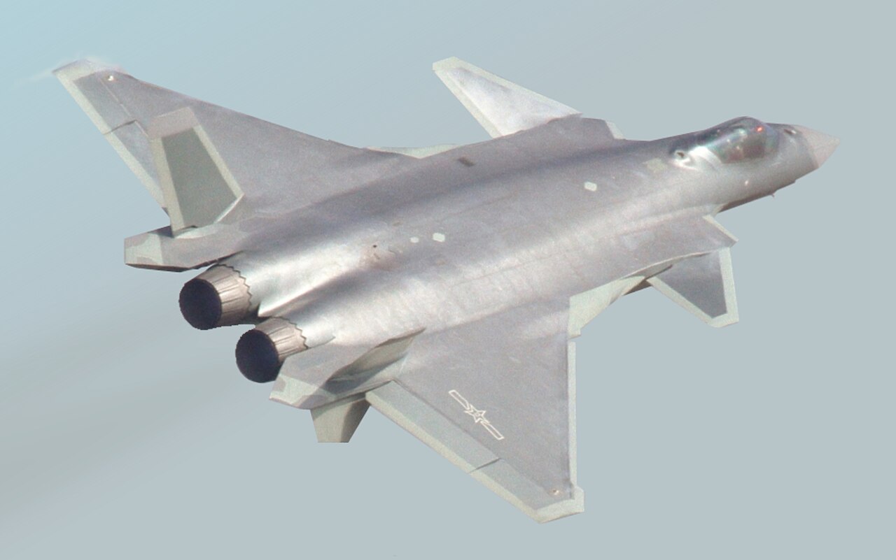 China ya tiene 300 J-20 en servicio y prueba su mayor dron furtivo