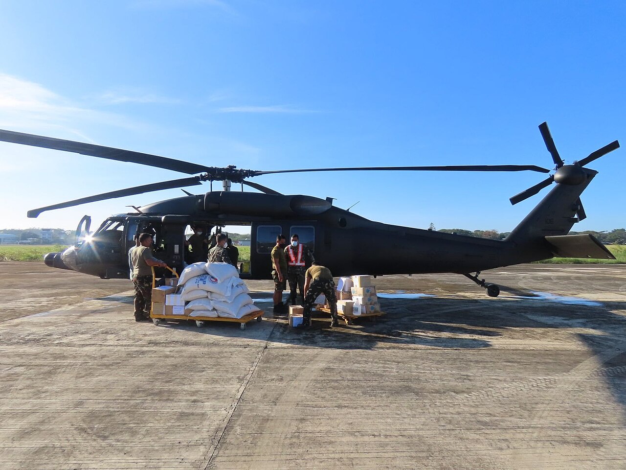 Llegan seis F-16 más en septiembre y el Gobierno negocia la compra de helicópteros Black Hawk