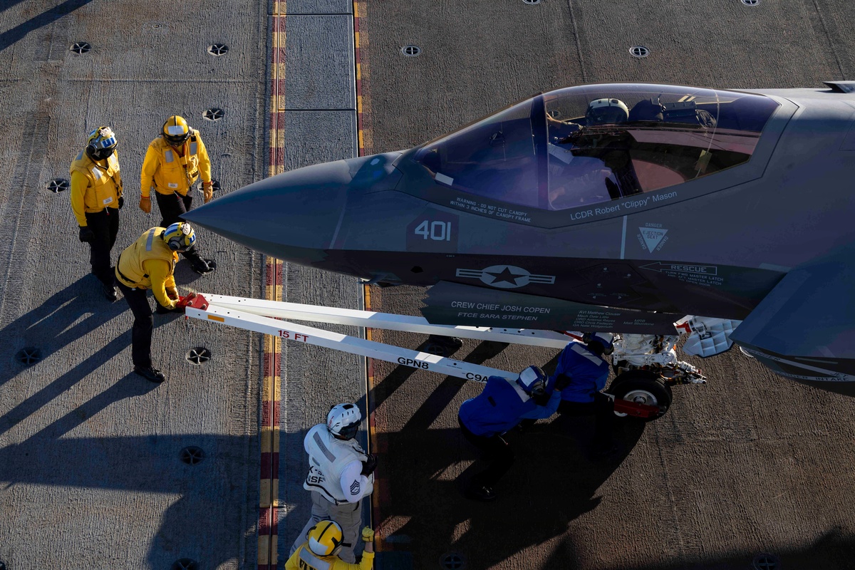 El F-35C aterrizó por primera vez en un portaaviones de clase Ford