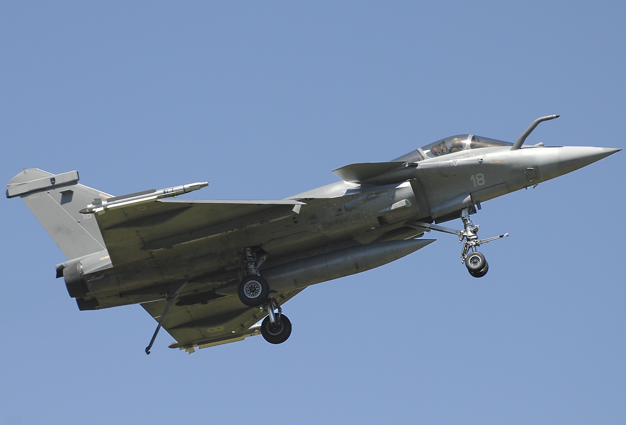 Francia entrenará pilotos ucranianos en el Rafale desde noviembre, mientras Rusia ataca el sistema de transporte