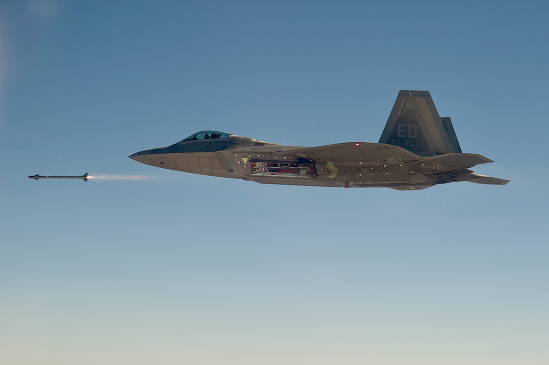 EE.UU. acelera la producción del misil AIM-260 para mantener la superioridad aérea de sus F-22 y F-35