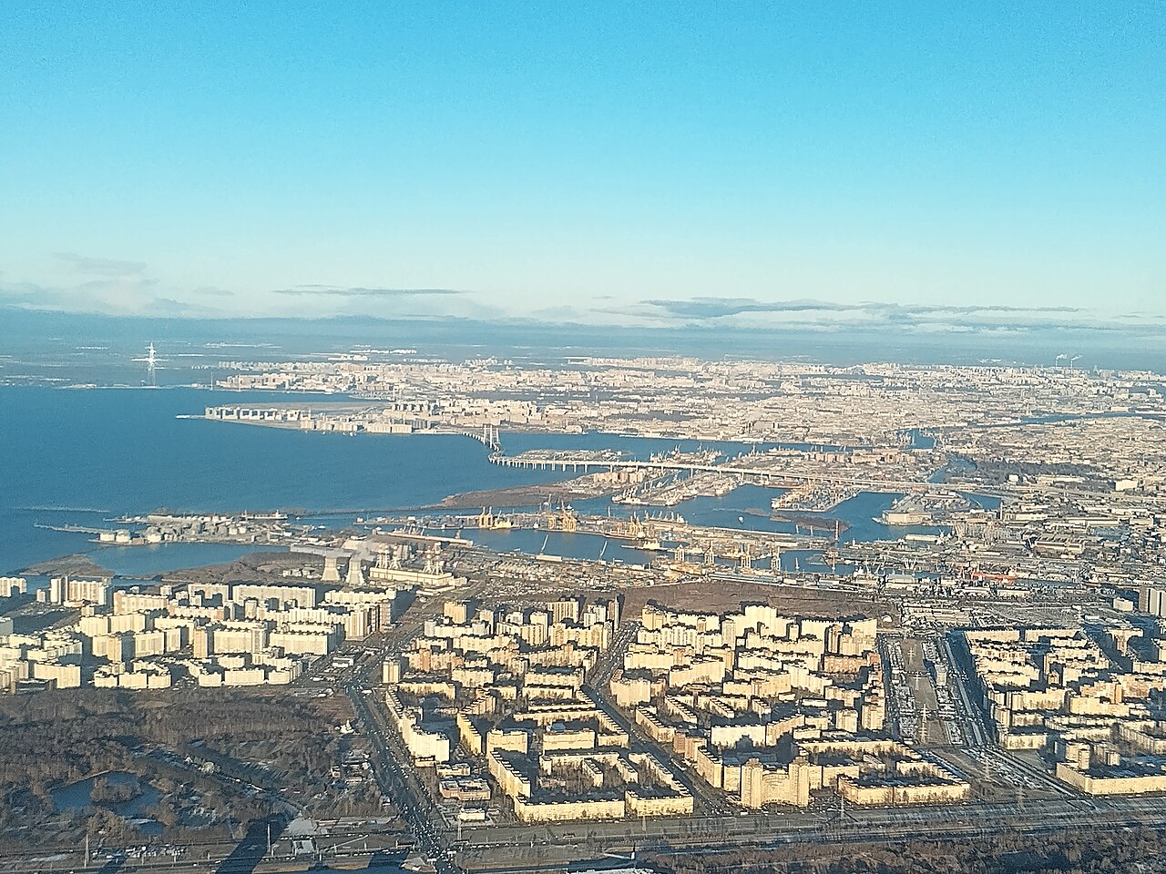 Explosiones e incendios en el puerto de San Petersburgo tras un presunto ataque con drones ucranianos