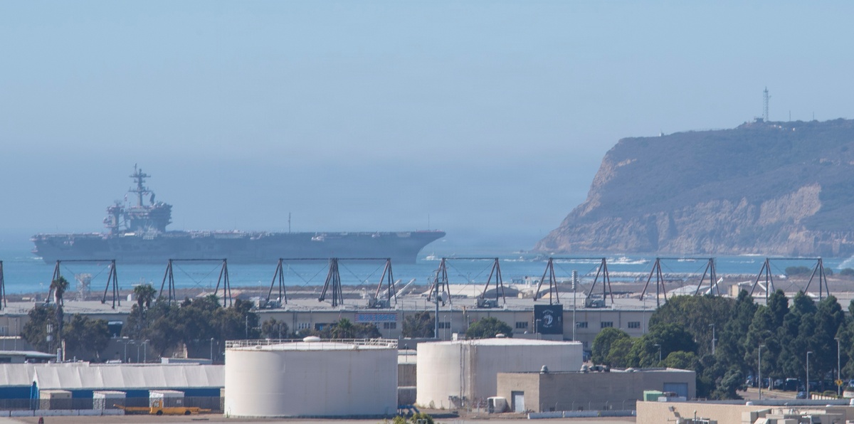 El USS Abraham Lincoln vuelve a San Diego con marcas de combate y una historia submarina que no envejece
