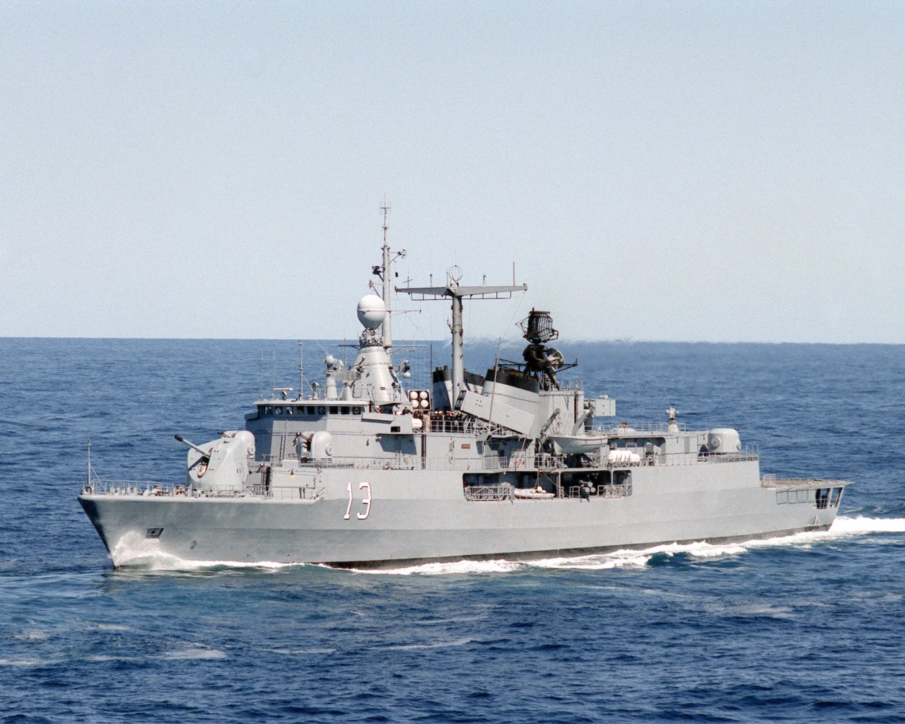 La Armada Argentina licita un nuevo puente de navegación y radios para el destructor ARA Sarandí