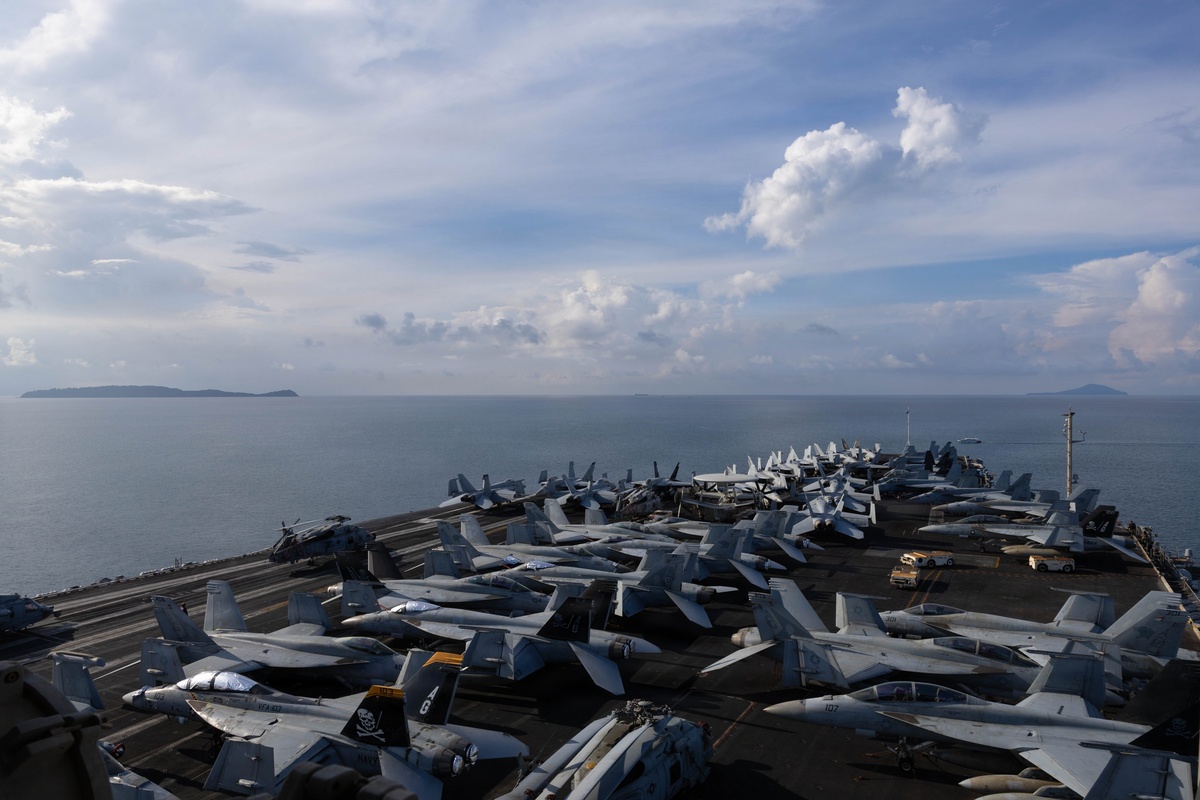 El USS Abraham Lincoln vuelve a San Diego con marcas de combate y una historia submarina que no envejece