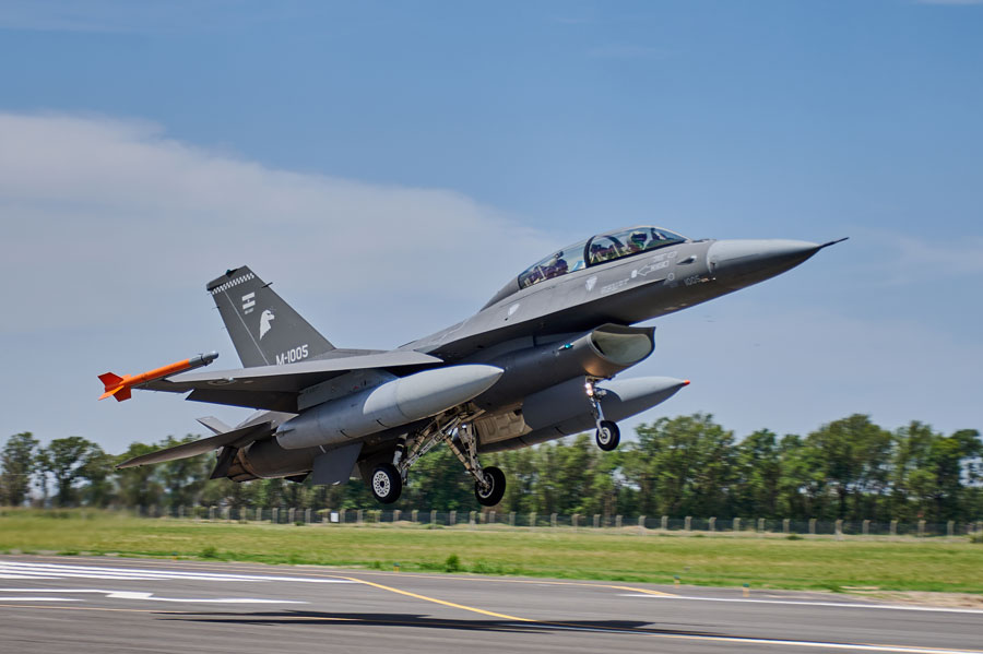Los F-16 argentinos avanzan hacia casa y llega el contrato de misiles AMRAAM