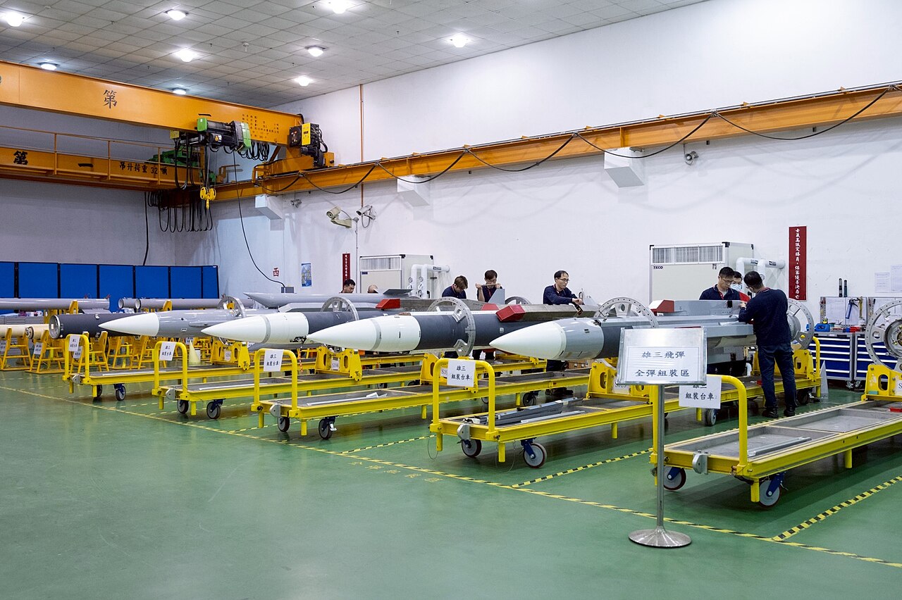 Taiwán suma misiles de largo alcance, pods de reconocimiento y China responde con ejercicios navales
