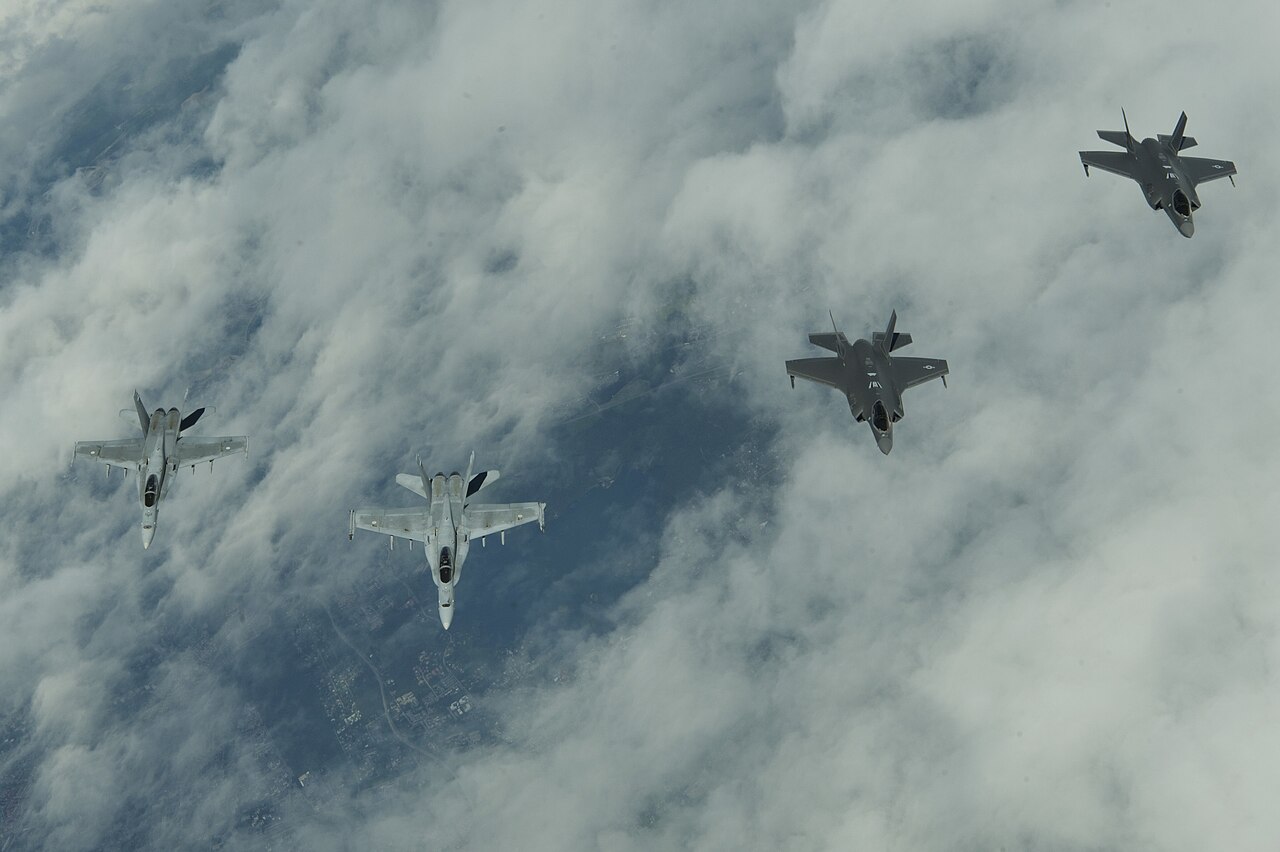 El F-35 en dos frentes: Finlandia incorpora sus primeros cazas mientras la cadena logística vuelve a dar señales de alarma