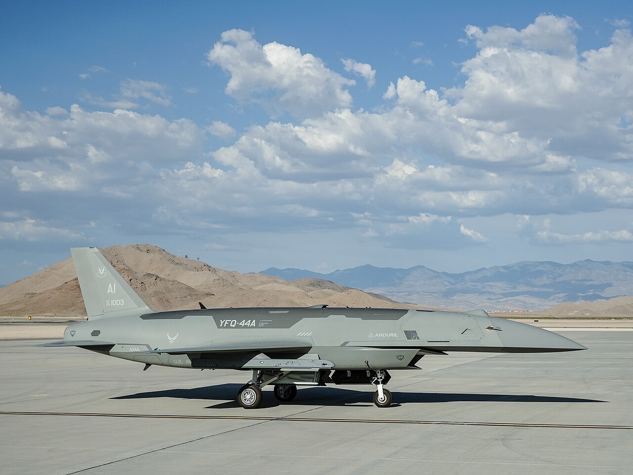 Un F-22 Raptor controló en vuelo un dron de combate YFQ-44A por primera vez