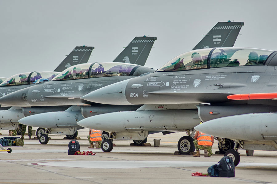 Los F-16 argentinos avanzan hacia casa y llega el contrato de misiles AMRAAM
