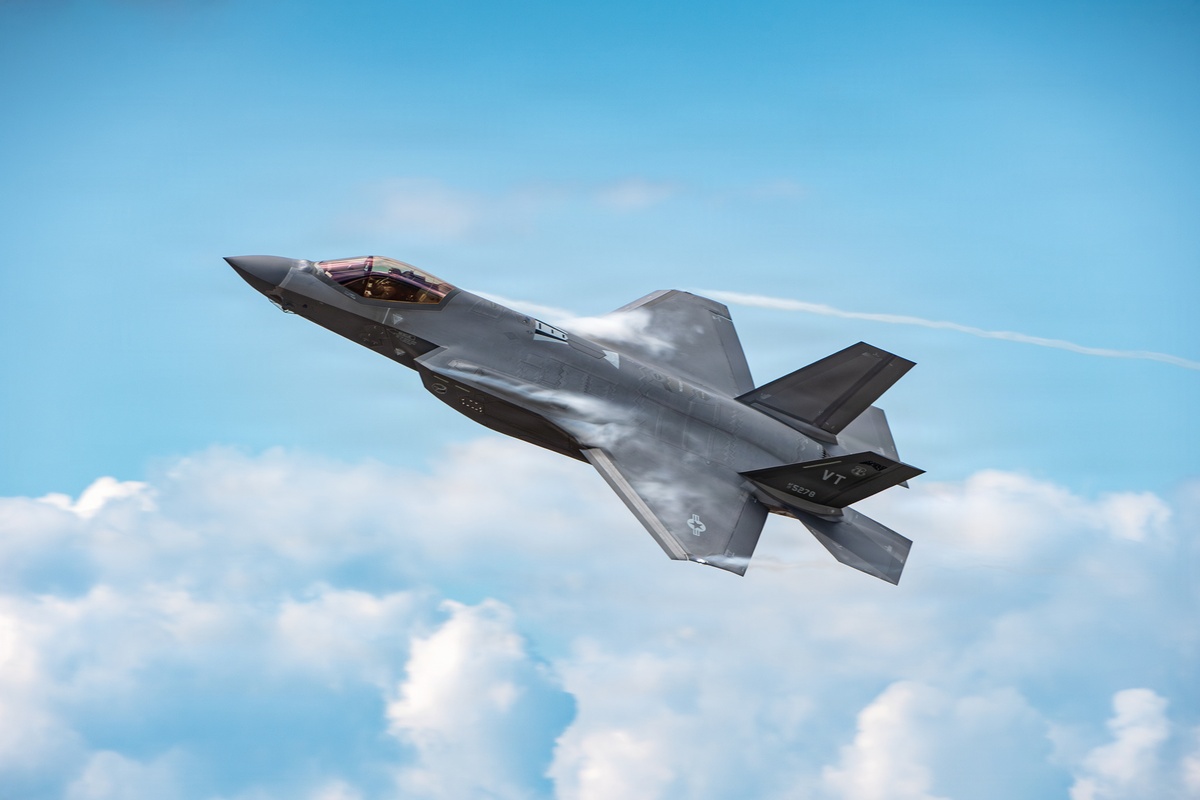 Dos frentes, un mismo avión: Taiwán y Finlandia reciben sus primeros F-16V y F-35A