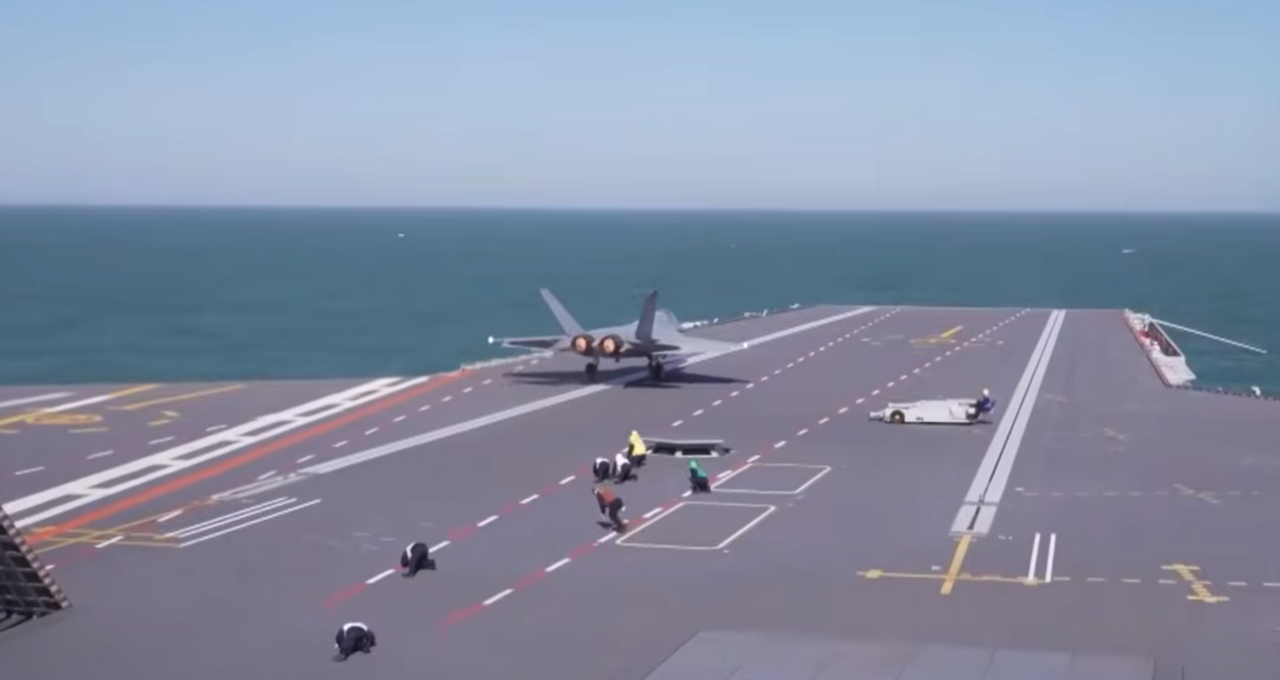 Satélites captaron al Fujian con maquetas del J-35 y dos J-15T sobre cubierta