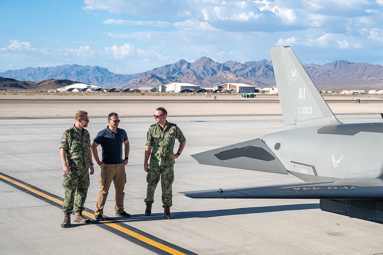 Un F-22 dirigió en vuelo a un dron YFQ-44A Fury por primera vez en la historia del programa CCA