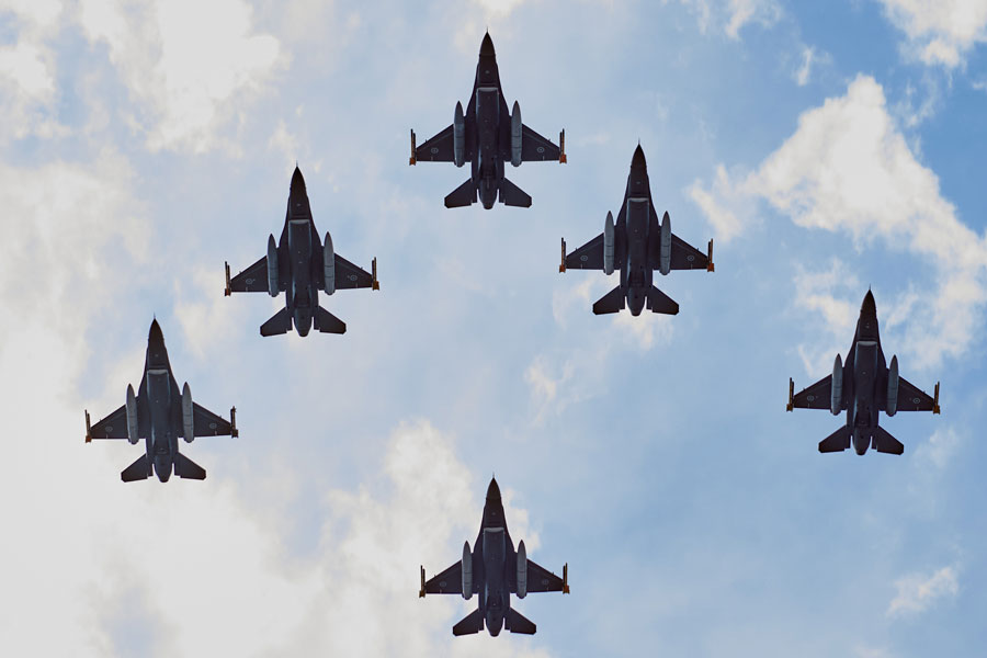 Los F-16 argentinos avanzan hacia casa y llega el contrato de misiles AMRAAM