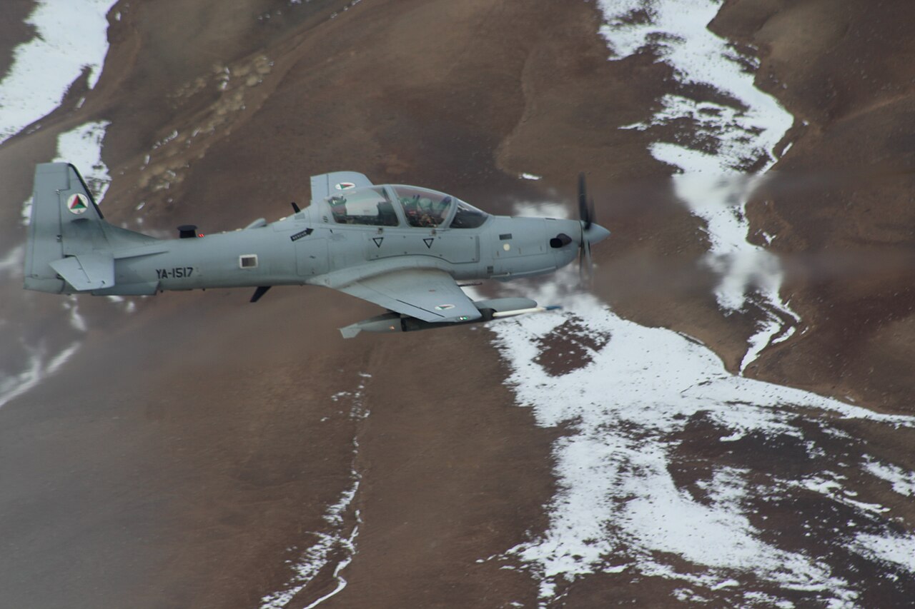 Brasil interceptó un Cessna boliviano con un A-29 Super Tucano: el piloto quemó la aeronave y huyó