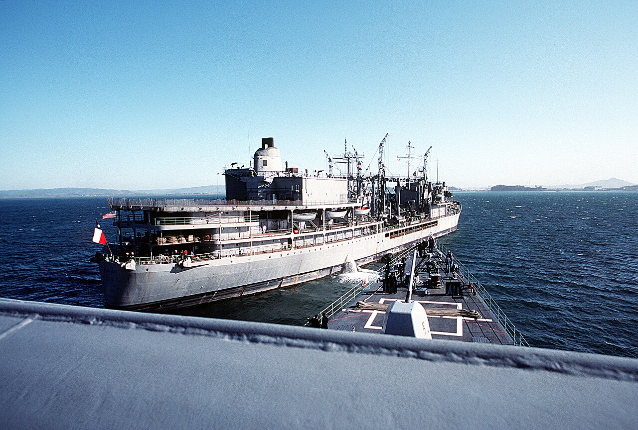 La Armada de Chile opera en aguas del Pacífico norte y suma contactos para renovar capacidades