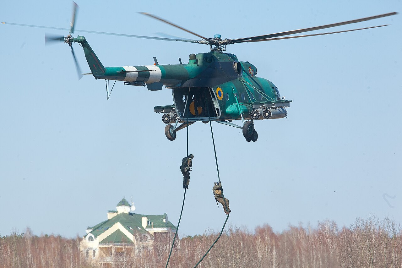 Ucrania convierte el Mi-8 en plataforma de drones interceptores para frenar los Shahed rusos